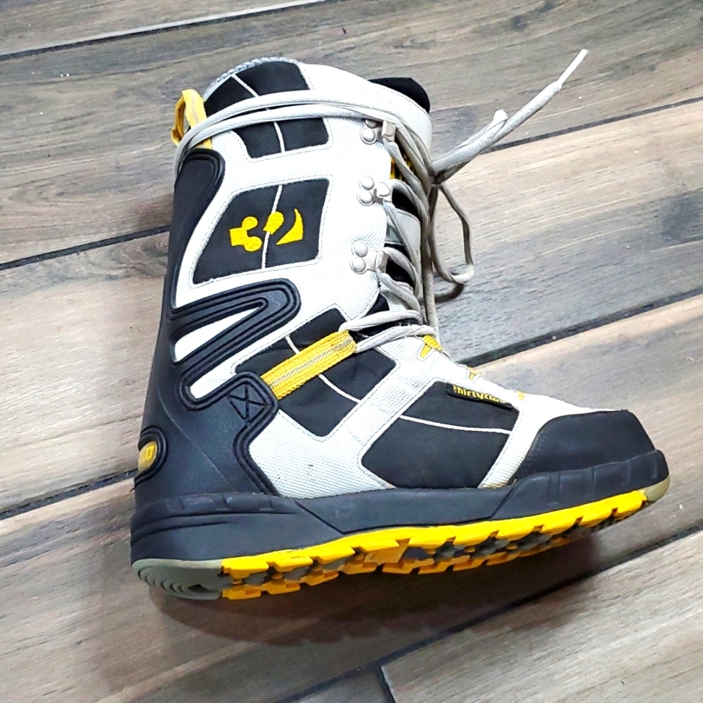 Mens Snowboard Boots 9.5US ThirtyTwo, Performance Level 1 High Density Liner